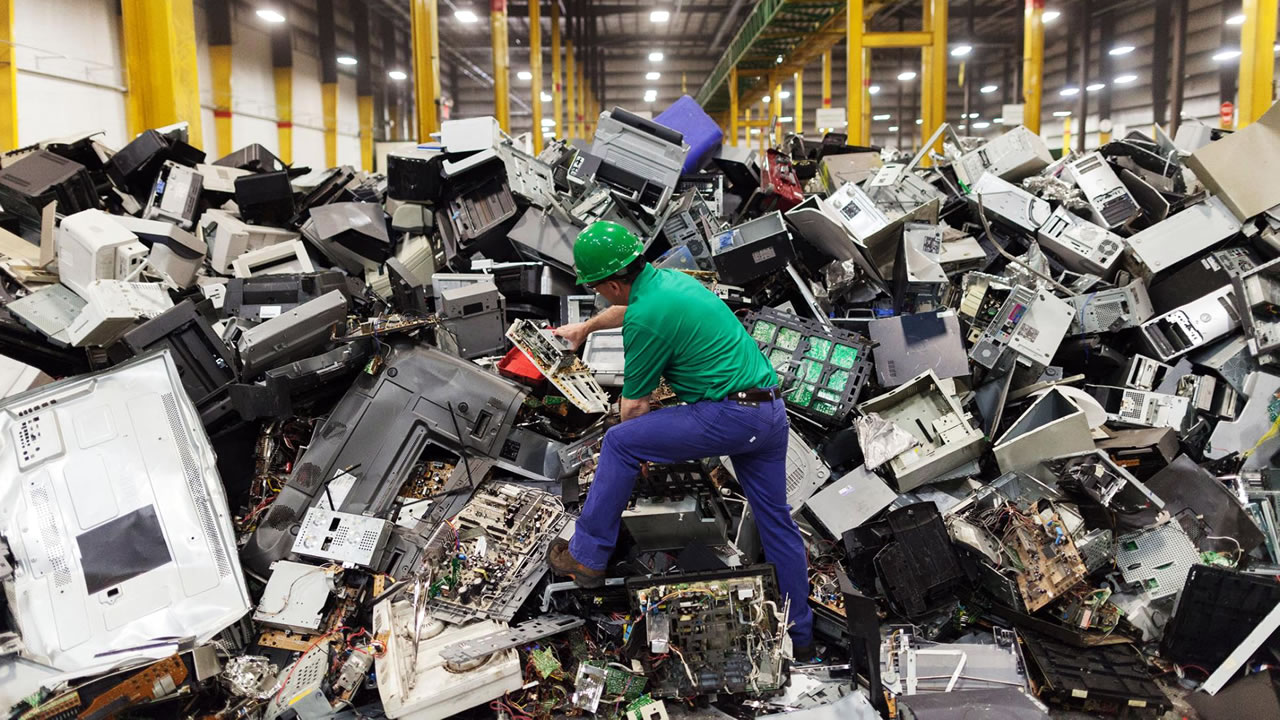Caja de reciclaje Pañiwe con equipos electrónicos